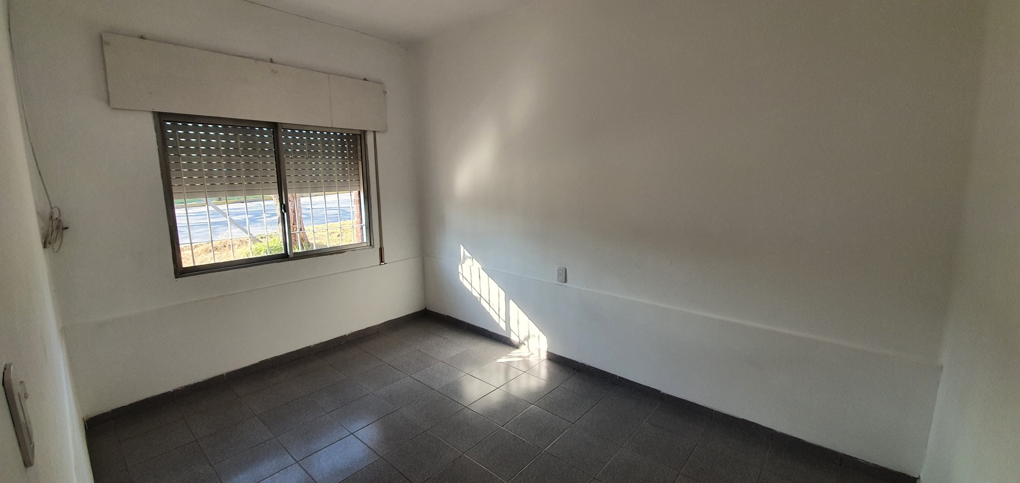 TERRA NOSTRA VENDE CASA ECONOMICA EN EXCELENTE UBICACION !!!...Cocina Comedor, 2 Dormitorios y Baño. Todos los Servicios. GRAN OPORTUNIDAD !!!