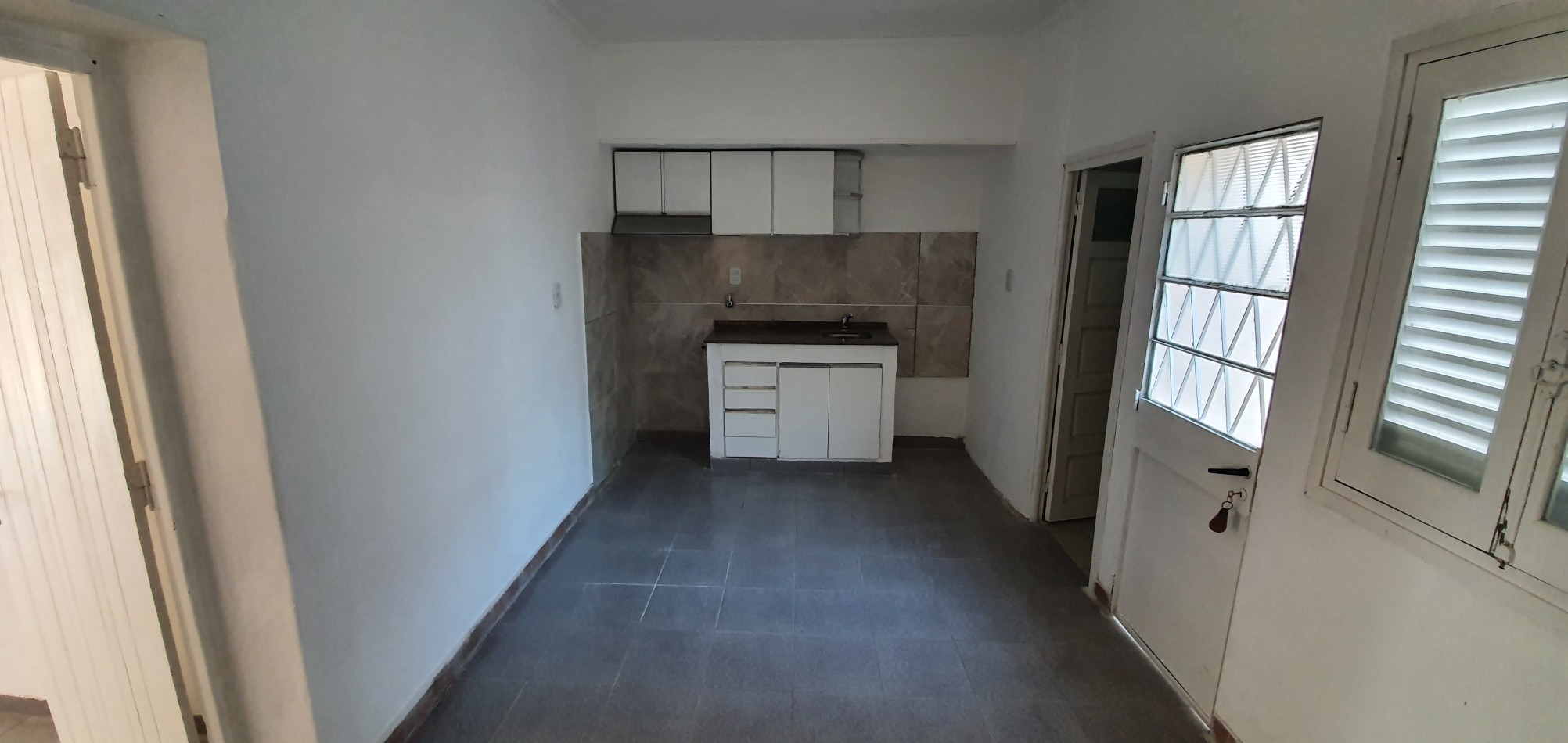 TERRA NOSTRA VENDE CASA ECONOMICA EN EXCELENTE UBICACION !!!...Cocina Comedor, 2 Dormitorios y Baño. Todos los Servicios. GRAN OPORTUNIDAD !!!