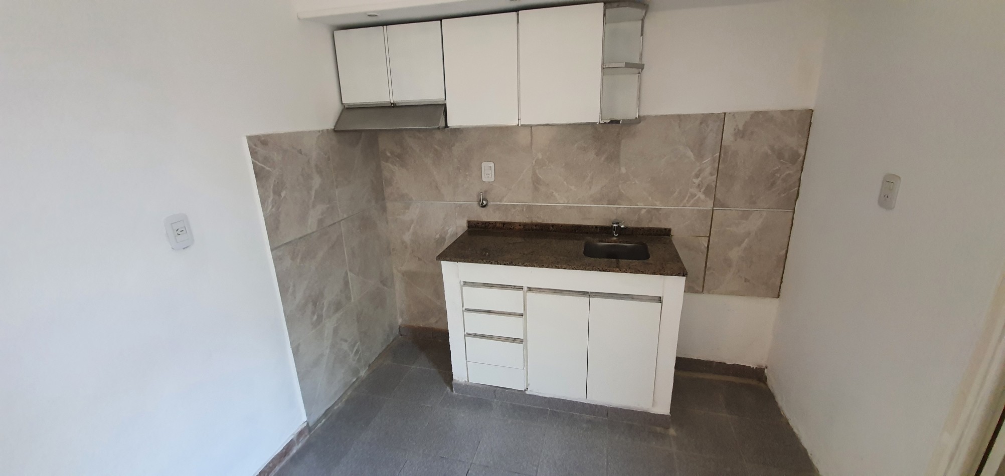 TERRA NOSTRA VENDE CASA ECONOMICA EN EXCELENTE UBICACION !!!...Cocina Comedor, 2 Dormitorios y Baño. Todos los Servicios. GRAN OPORTUNIDAD !!!