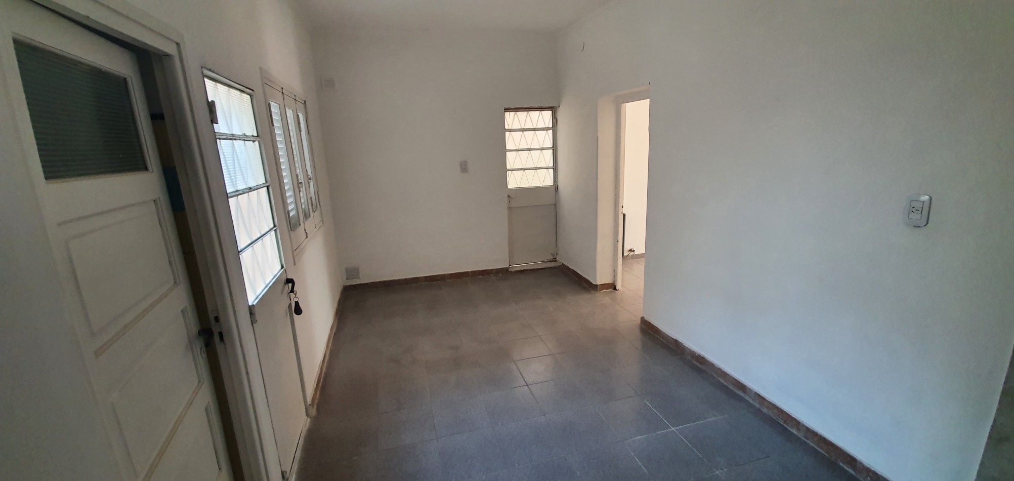 TERRA NOSTRA VENDE CASA ECONOMICA EN EXCELENTE UBICACION !!!...Cocina Comedor, 2 Dormitorios y Baño. Todos los Servicios. GRAN OPORTUNIDAD !!!