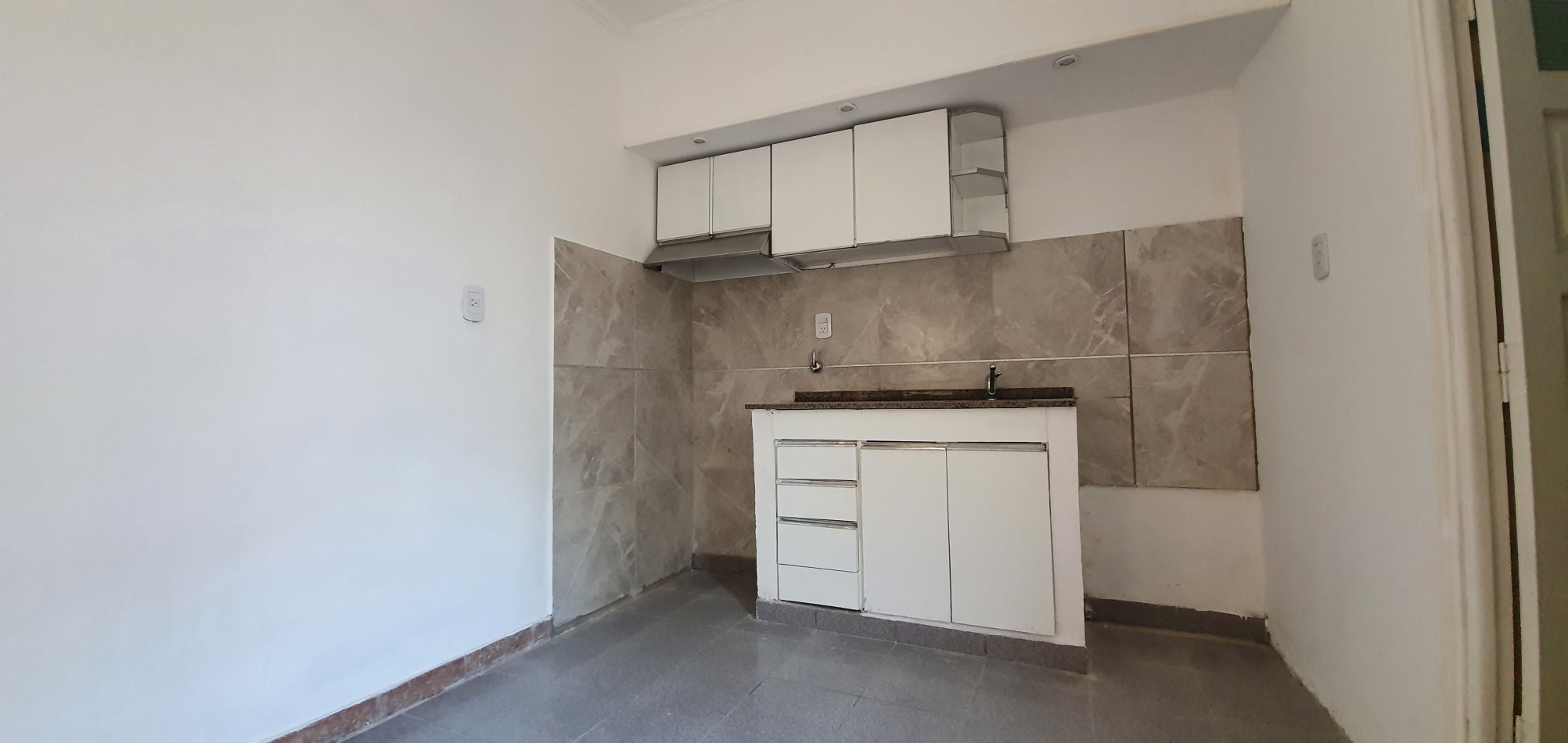 TERRA NOSTRA VENDE CASA ECONOMICA EN EXCELENTE UBICACION !!!...Cocina Comedor, 2 Dormitorios y Baño. Todos los Servicios. GRAN OPORTUNIDAD !!!