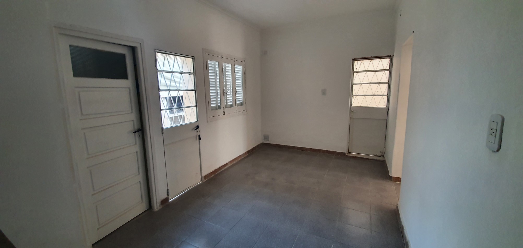 TERRA NOSTRA VENDE CASA ECONOMICA EN EXCELENTE UBICACION !!!...Cocina Comedor, 2 Dormitorios y Baño. Todos los Servicios. GRAN OPORTUNIDAD !!!