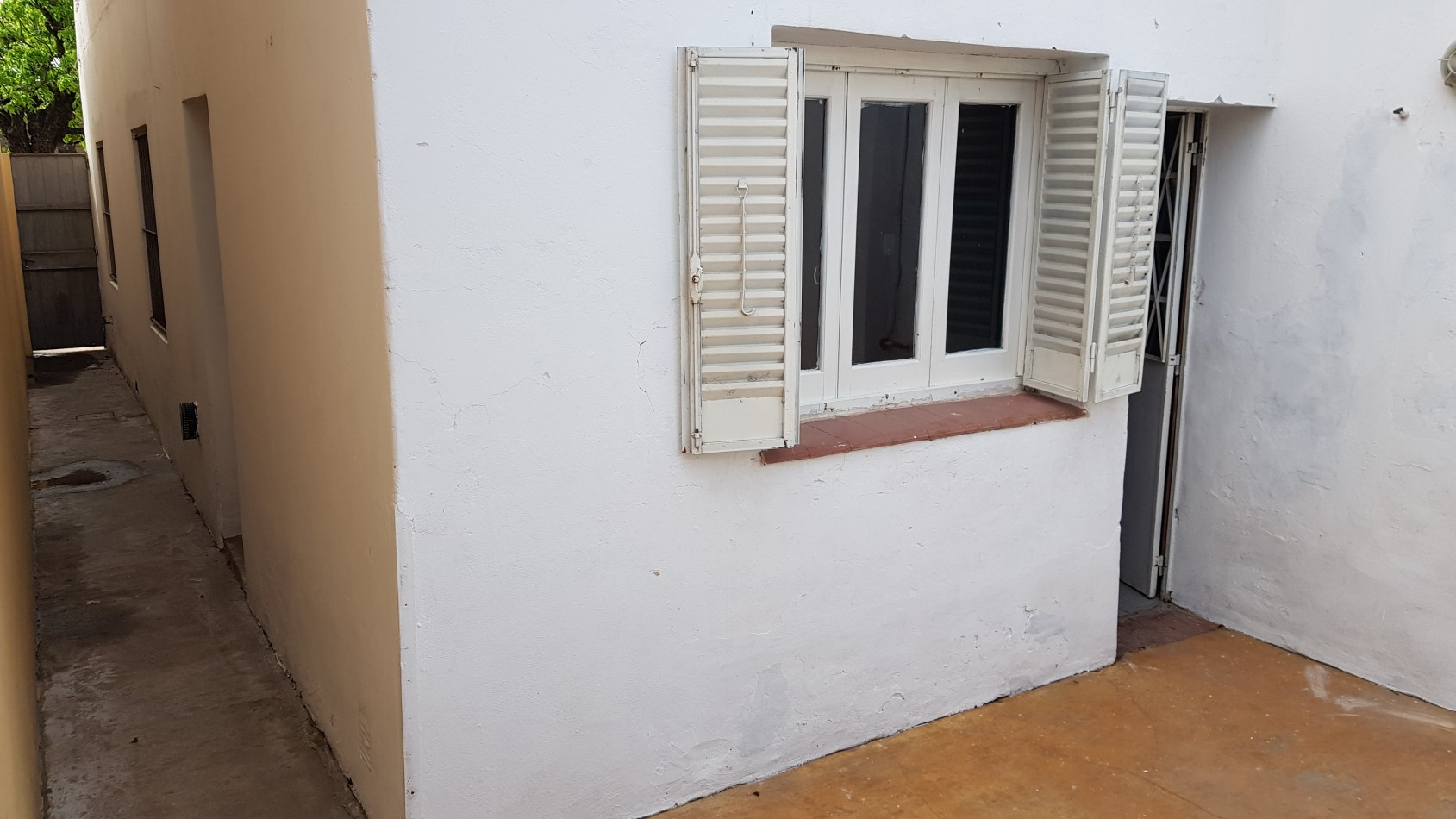 TERRA NOSTRA VENDE CASA ECONOMICA EN EXCELENTE UBICACION !!!...Cocina Comedor, 2 Dormitorios y Baño. Todos los Servicios. GRAN OPORTUNIDAD !!!